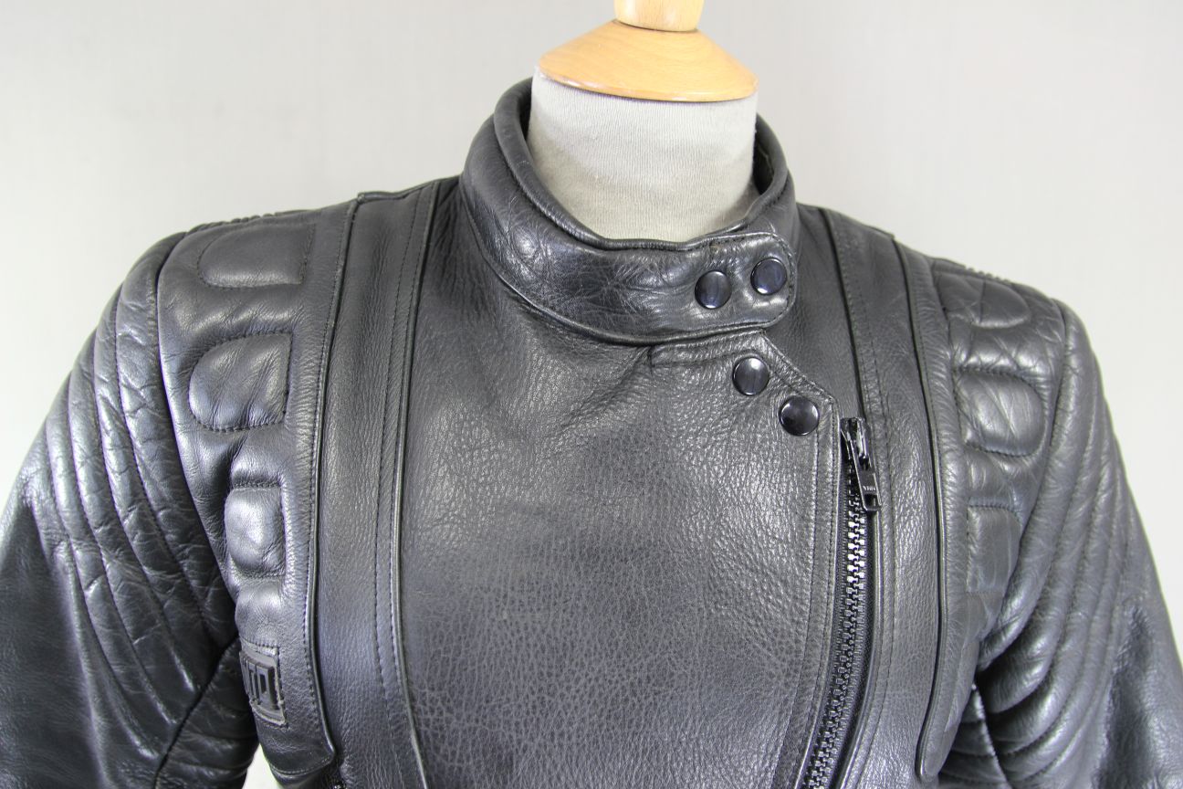 CLASSIC AKITO BLACK LEATHER BIKER JACKET: SIZE 12/34 -36 INCH CHEST