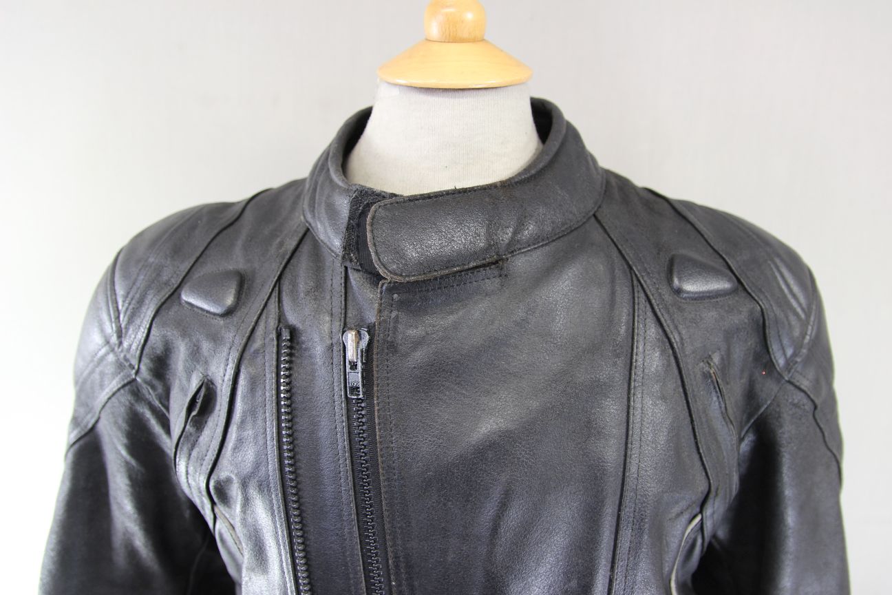 PROTO BLACK LEATHER BIKER JACKET WITH BACK, SHOULDER & ELBOW PROTECTORS 40-42 IN