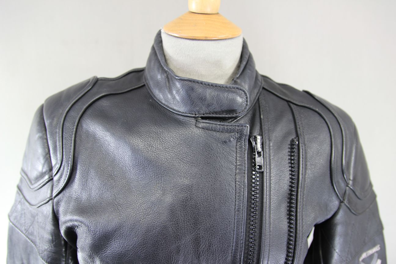 FRANK THOMAS BLACK LEATHER BIKER JACKET WITH BACK & SHOULDER PROTECTORS: SIZE 12