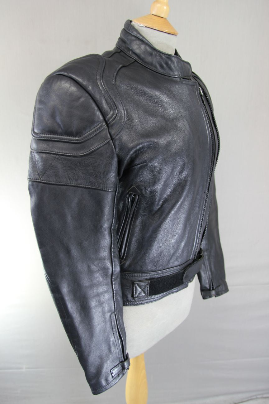FRANK THOMAS BLACK LEATHER BIKER JACKET WITH BACK & SHOULDER PROTECTORS: SIZE 12