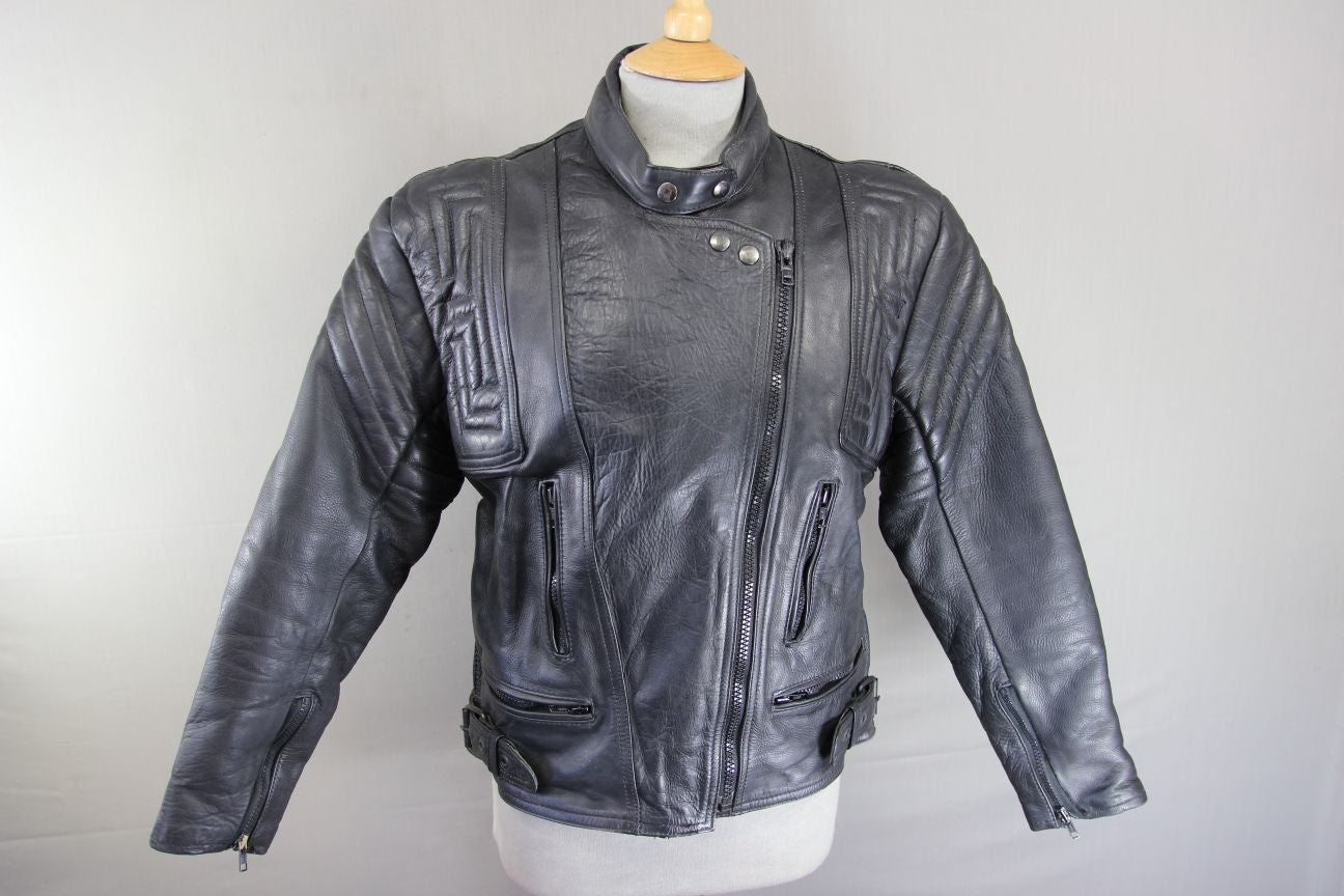 CLASSIC AKITO T-FORCE BLACK LEATHER BIKER JACKET: SIZE 16/38 INCH CHEST