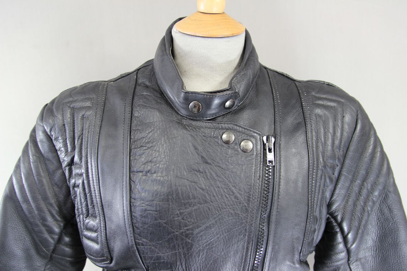 CLASSIC AKITO T-FORCE BLACK LEATHER BIKER JACKET: SIZE 16/38 INCH CHEST