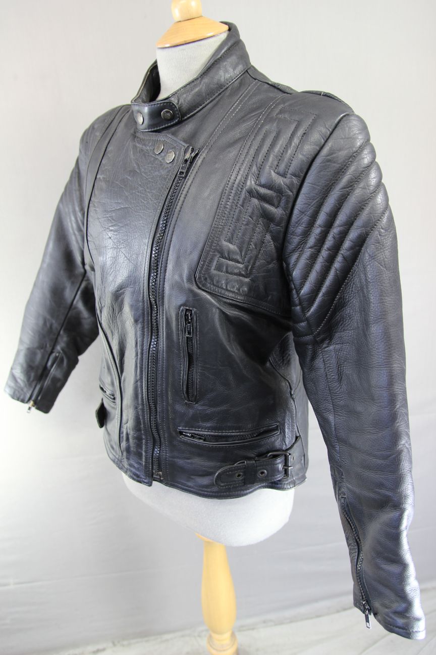 CLASSIC AKITO T-FORCE BLACK LEATHER BIKER JACKET: SIZE 16/38 INCH CHEST