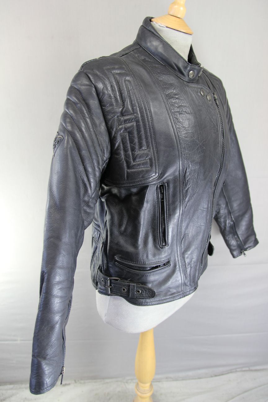 CLASSIC AKITO T-FORCE BLACK LEATHER BIKER JACKET: SIZE 16/38 INCH CHEST