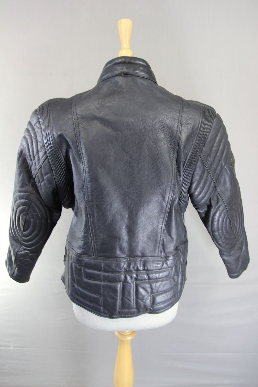 CLASSIC AKITO T-FORCE BLACK LEATHER BIKER JACKET: SIZE 16/38 INCH CHEST