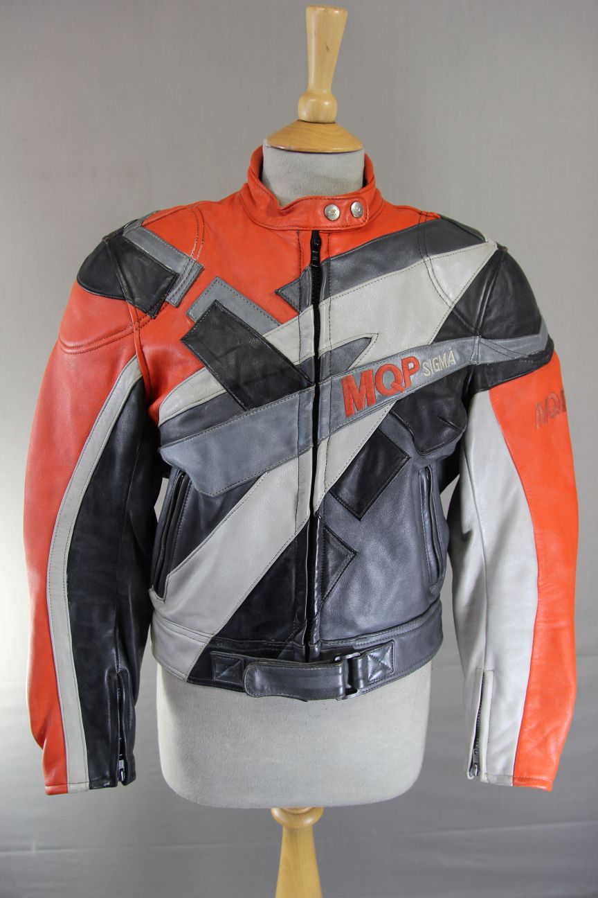 MQP SIGMA SILVER, RED & BLACK LEATHER BIKER JACKET WITH BACK PROTECTOR: SIZE 16