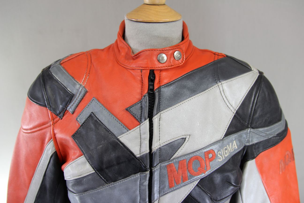 MQP SIGMA SILVER, RED & BLACK LEATHER BIKER JACKET WITH BACK PROTECTOR: SIZE 16