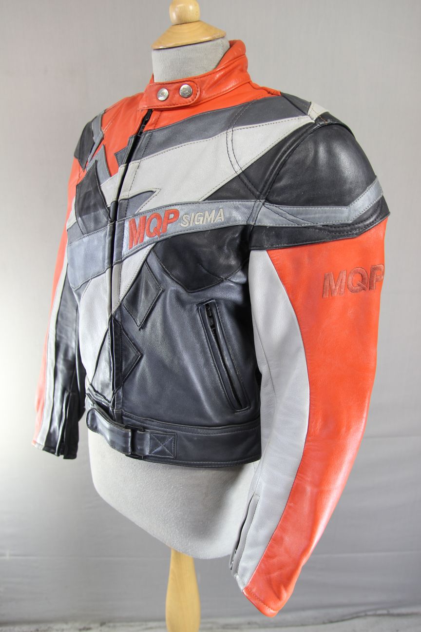 MQP SIGMA SILVER, RED & BLACK LEATHER BIKER JACKET WITH BACK PROTECTOR: SIZE 16