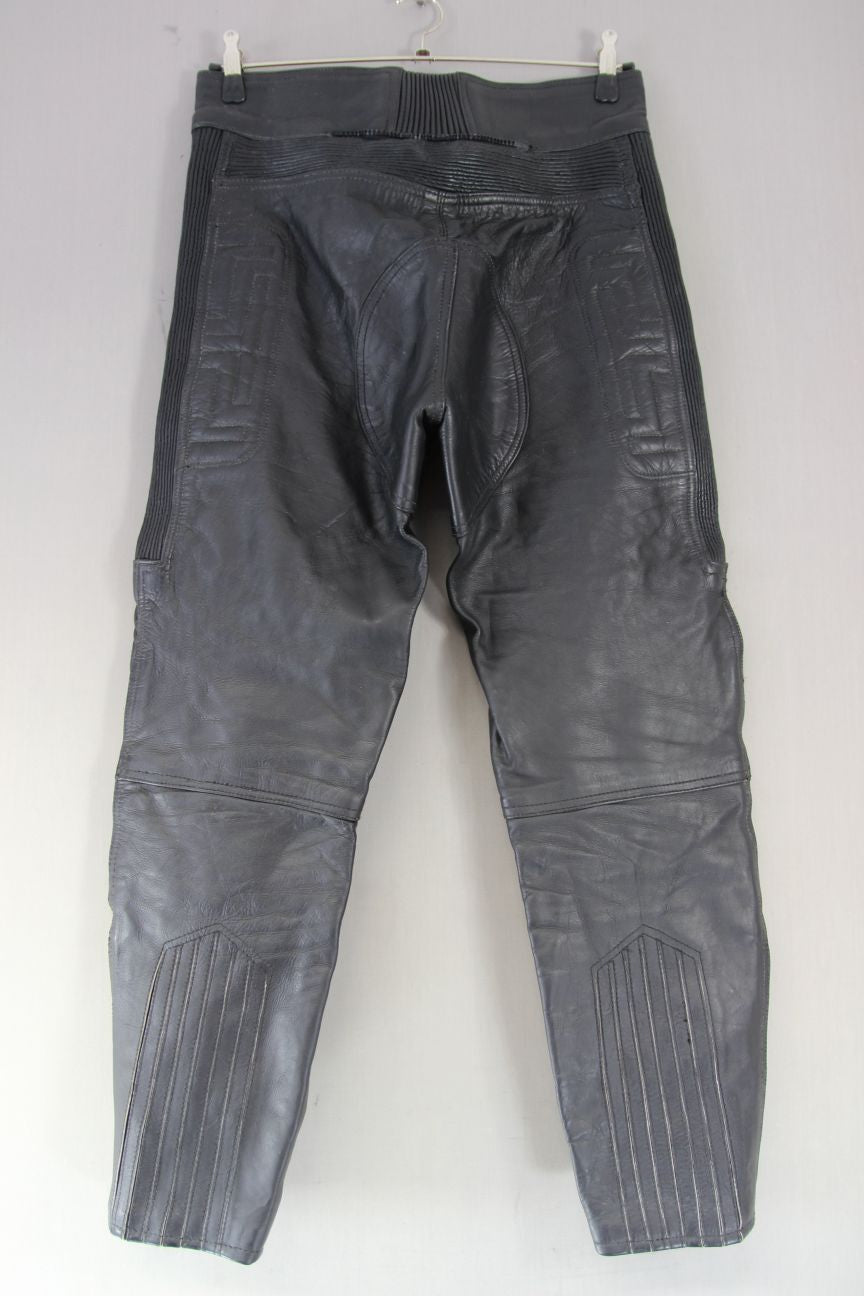 AKITO T-FORCE PLUS BLACK LEATHER BIKER TROUSERS: WAIST 32-34 IN/INSIDE LEG 29 IN
