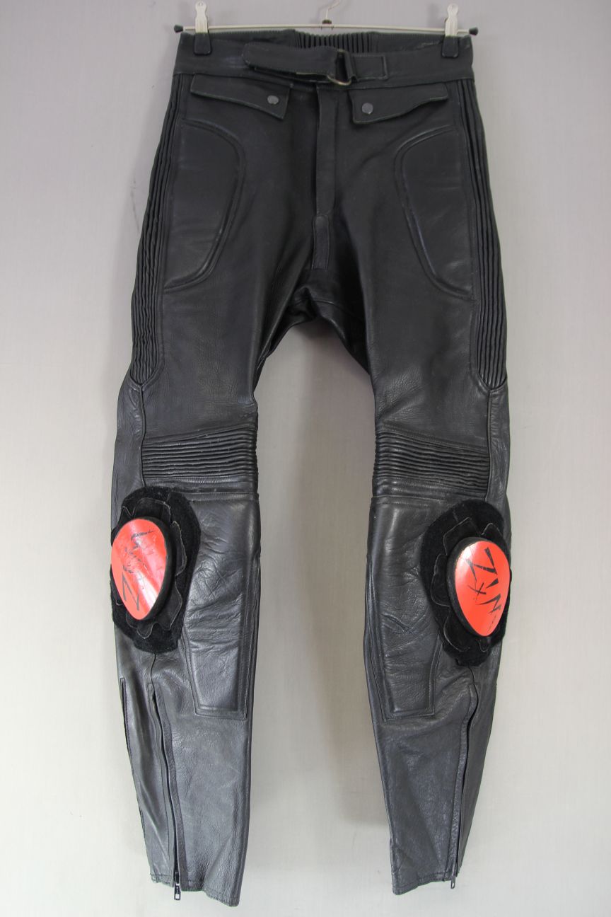 J&S BLACK LEATHER BIKER TROUSERS WITH KNEE SLIDERS WAIST 30-32IN/INSIDE LEG 30IN