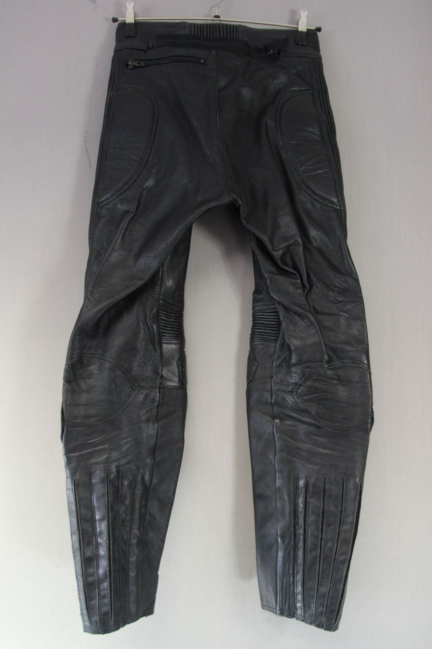 J&S BLACK LEATHER BIKER TROUSERS WITH KNEE SLIDERS WAIST 30-32IN/INSIDE LEG 30IN