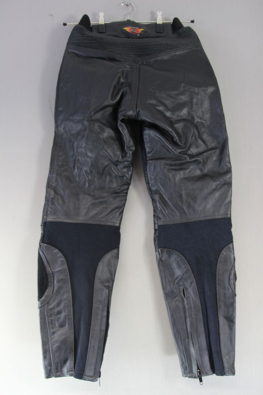 BIKERS GEAR BLACK LEATHER TROUSERS WITH PROTECTORS/SIZE 10/WAIST 28 IN/LEG 31 IN