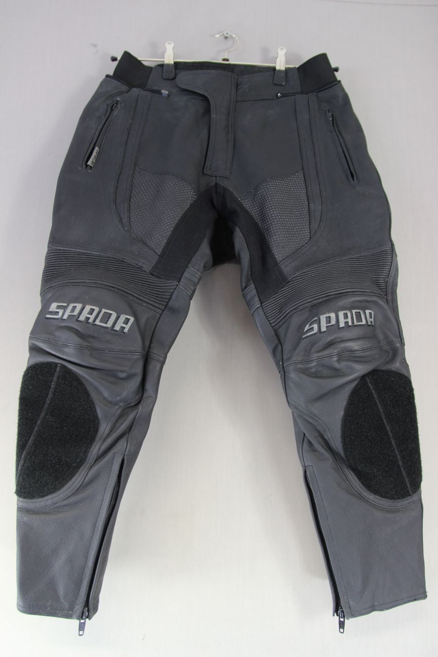 SPADA BLACK LEATHER BIKER TROUSERS + CE ARMOUR: WAIST 30-32 IN/INSIDE LEG 26 IN
