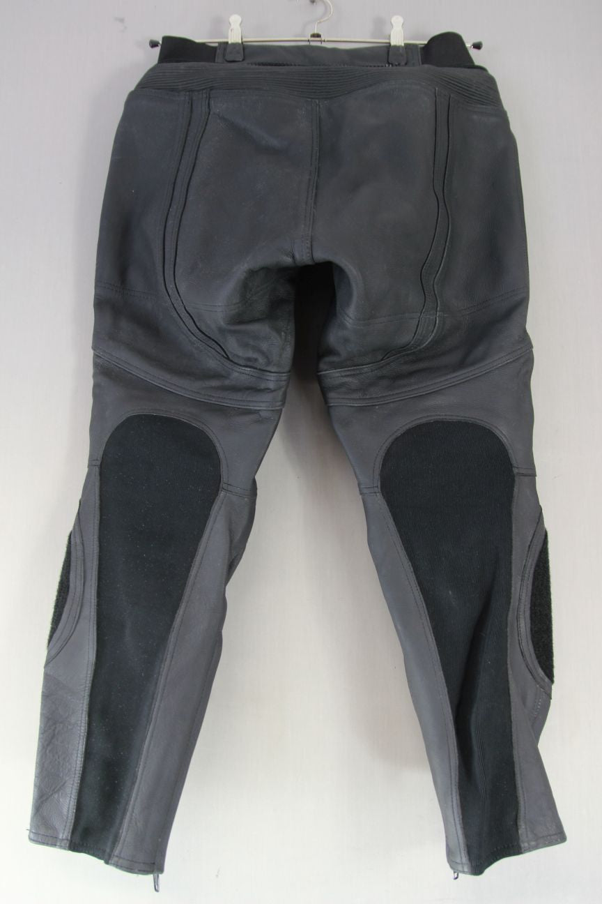 SPADA BLACK LEATHER BIKER TROUSERS + CE ARMOUR: WAIST 30-32 IN/INSIDE LEG 26 IN