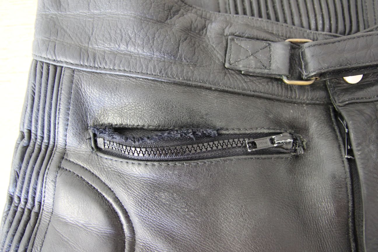 J&S BLACK LEATHER BIKER TROUSERS WAIST 32-34 INCH/INSIDE LEG 27 INCH (SHORT FIT)