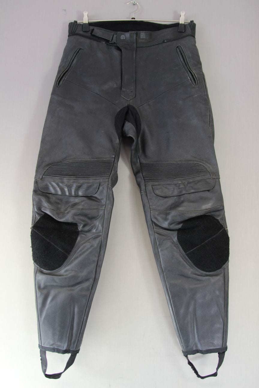 AARD WEAR BLACK LEATHER BIKER TROUSERS: WAIST 32 INCHES/INSIDE LEG 31 INCHES