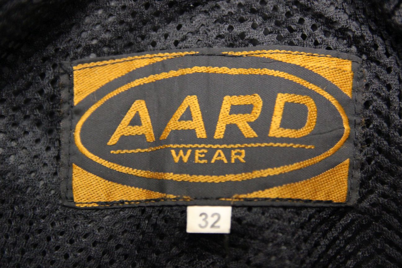 AARD WEAR BLACK LEATHER BIKER TROUSERS: WAIST 32 INCHES/INSIDE LEG 31 INCHES