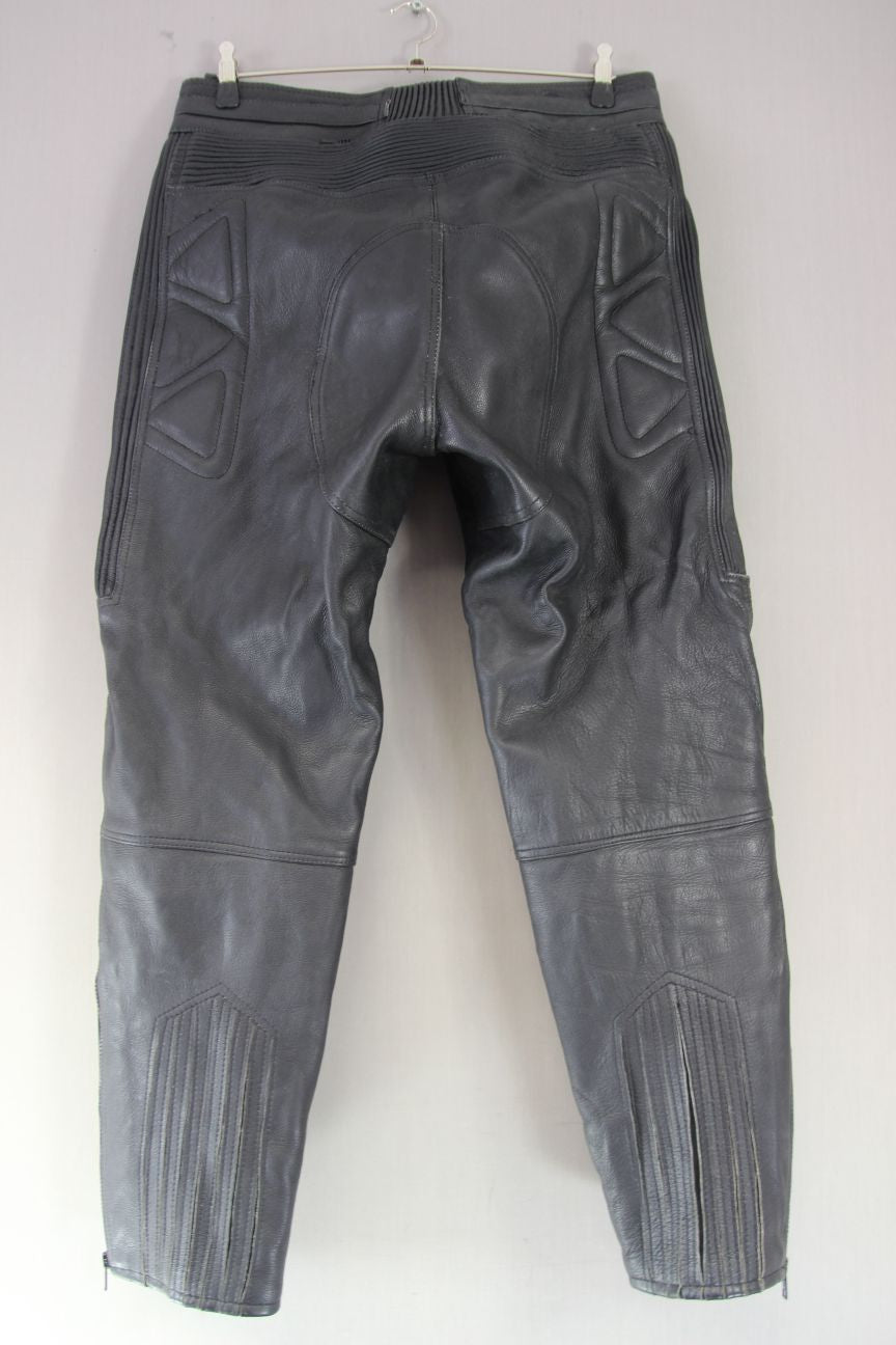 AKITO BLACK LEATHER BIKER TROUSERS WITH CE KNEE ARMOUR: WAIST 36"/INSIDE LEG 29"