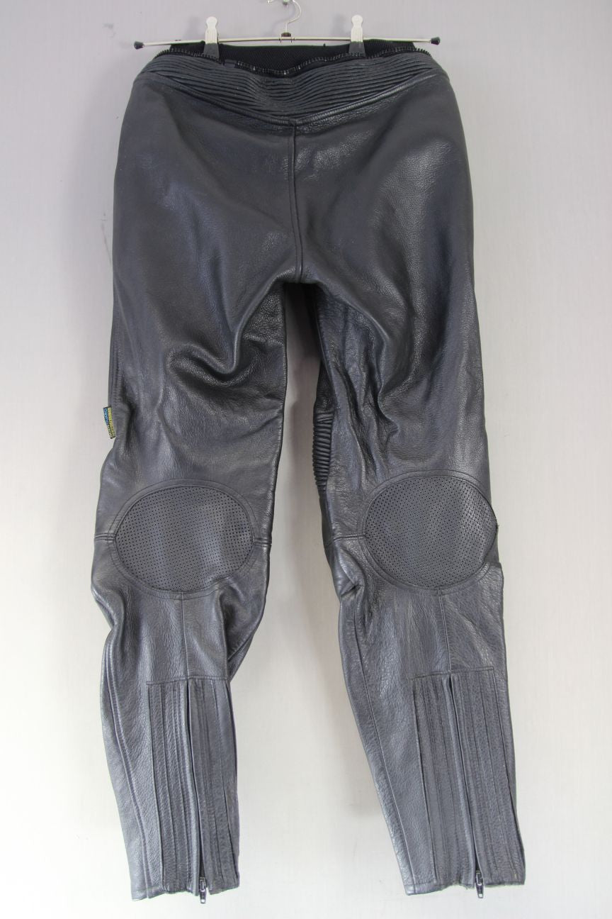 SWIFT INNOVATION BLACK LEATHER BIKER TROUSERS: WAIST 30-32 IN/INSIDE LEG 31 IN