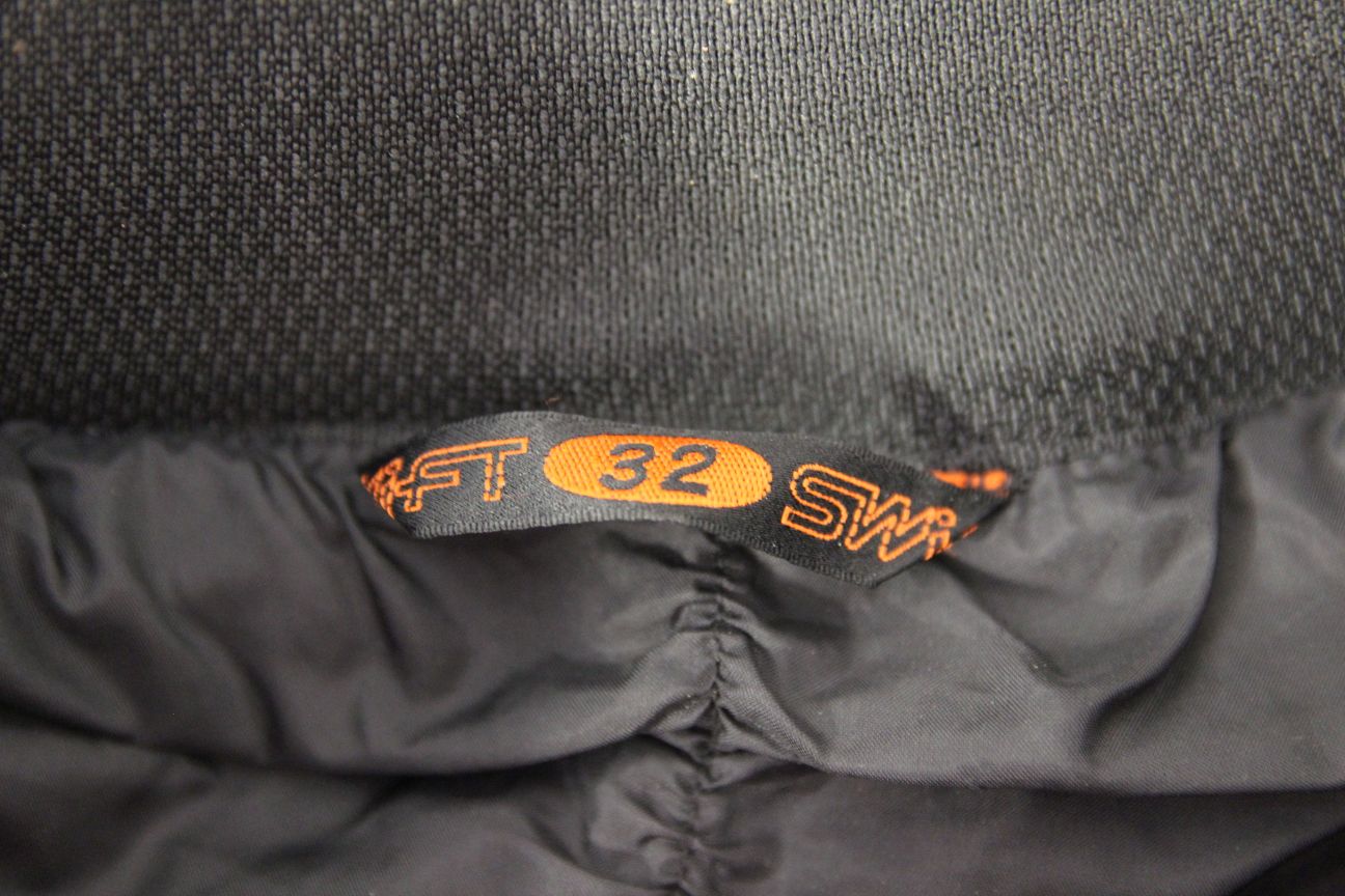 SWIFT INNOVATION BLACK LEATHER BIKER TROUSERS: WAIST 30-32 IN/INSIDE LEG 31 IN