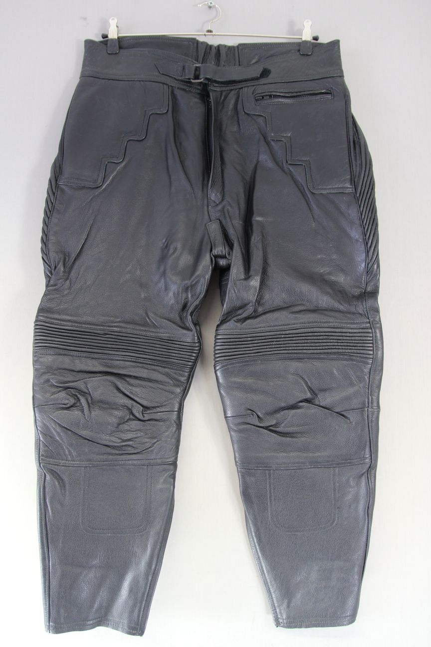 J&S BLACK LEATHER BIKER TROUSERS WAIST 38-40 INCH/INSIDE LEG 25 INCH (SHORT FIT)