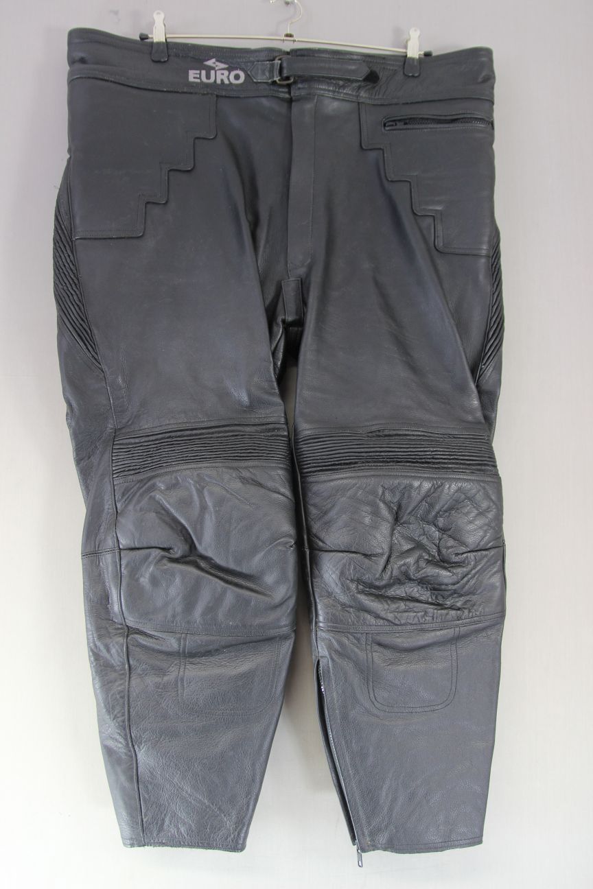 EURO STYLE BLACK LEATHER BIKER TROUSERS: WAIST 46 INCHES/INSIDE LEG 26 INCHES