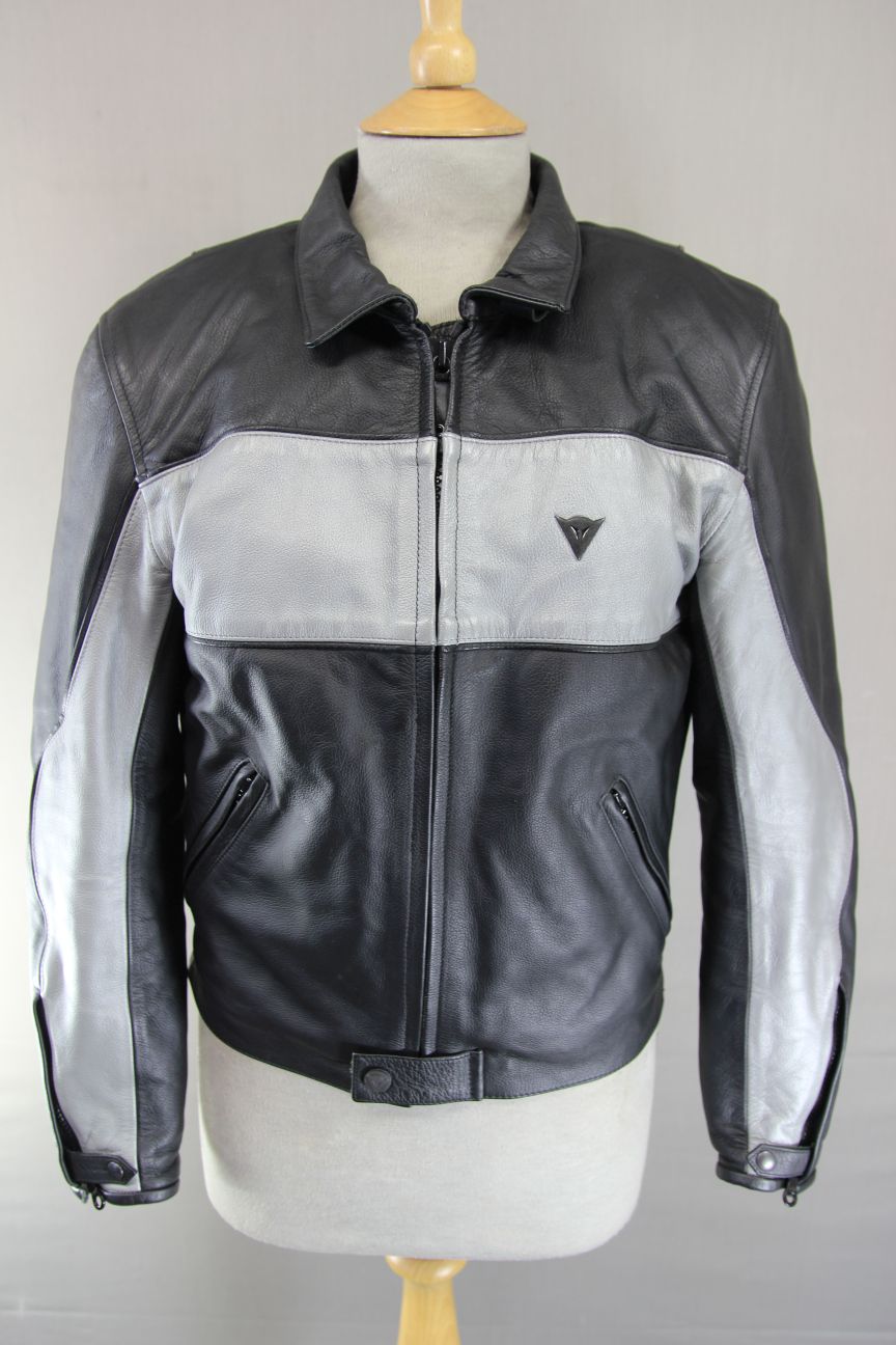 DAINESE BLACK & SILVER LEATHER BIKER JACKET WITH CE ARMOUR & THERMAL LINING 32IN