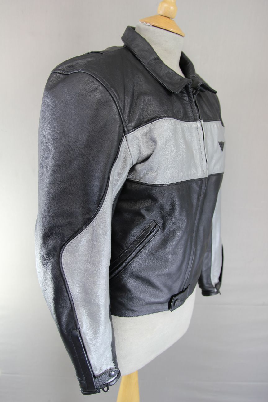 DAINESE BLACK & SILVER LEATHER BIKER JACKET WITH CE ARMOUR & THERMAL LINING 32IN