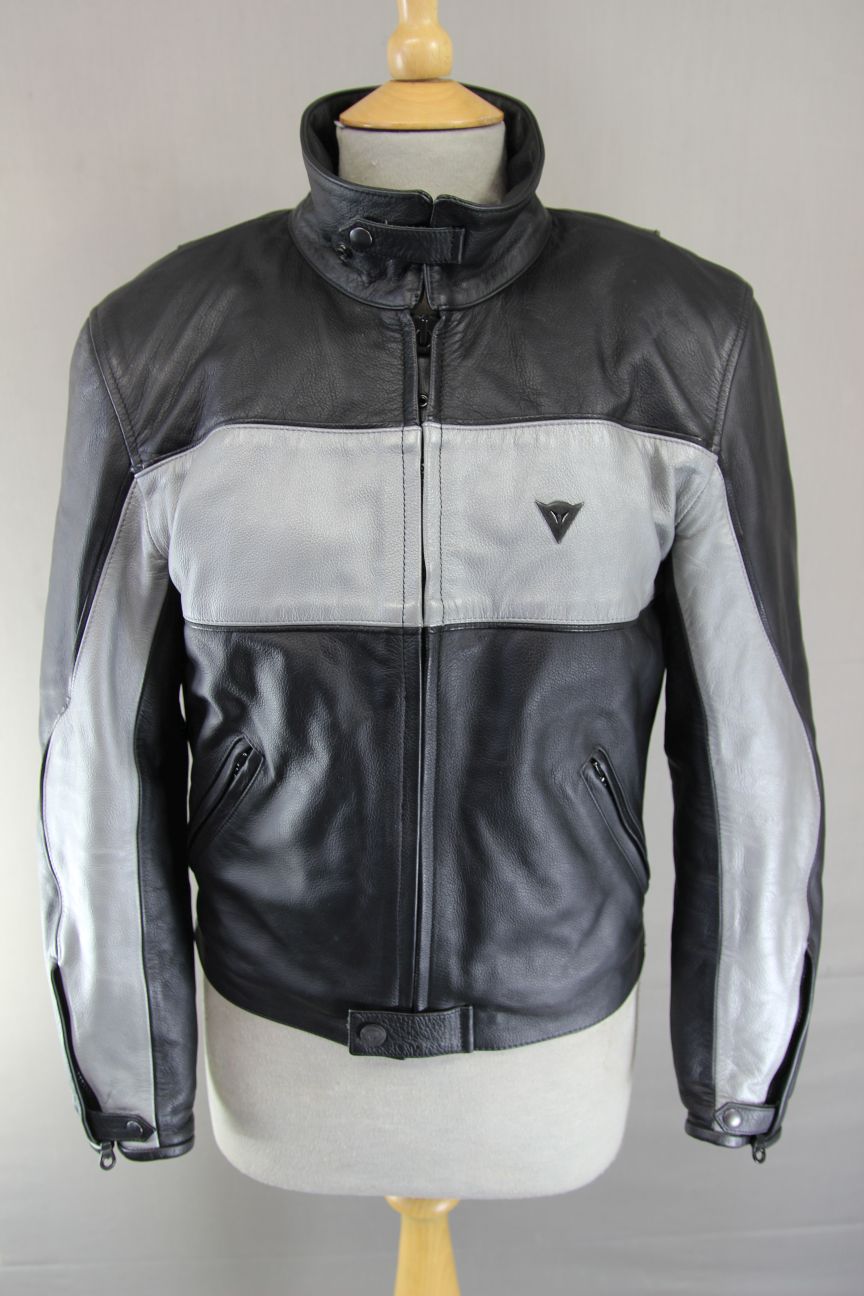 DAINESE BLACK & SILVER LEATHER BIKER JACKET WITH CE ARMOUR & THERMAL LINING 32IN