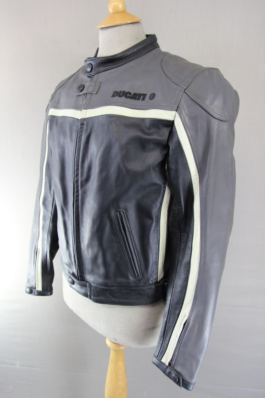 DUCATI ITALIAN MADE LEATHER BIKER JACKET WITH CE ARMOUR & THERMAL LINING 36 IN/S