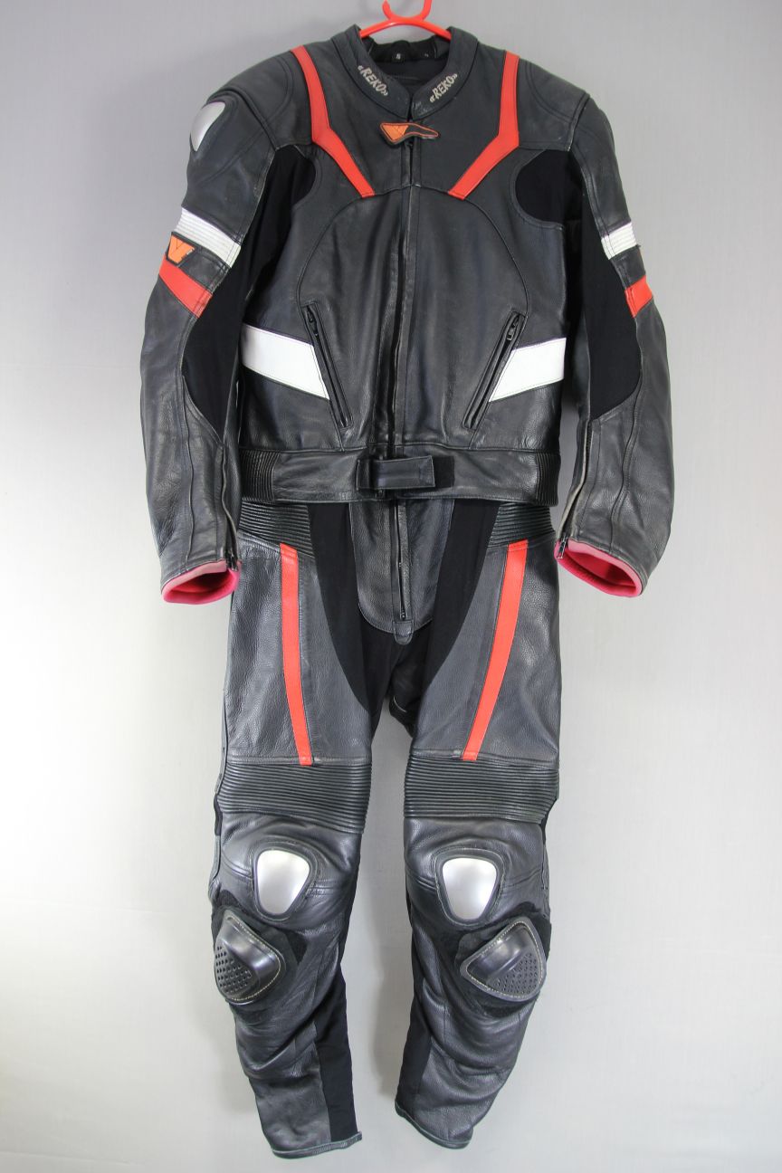 REKO 2 PIECE LEATHER BIKER SUIT WITH CE ARMOUR/KNEE SLIDERS/RACE HUMP 36-38 IN/S