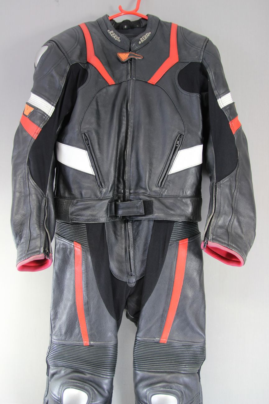 REKO 2 PIECE LEATHER BIKER SUIT WITH CE ARMOUR/KNEE SLIDERS/RACE HUMP 36-38 IN/S