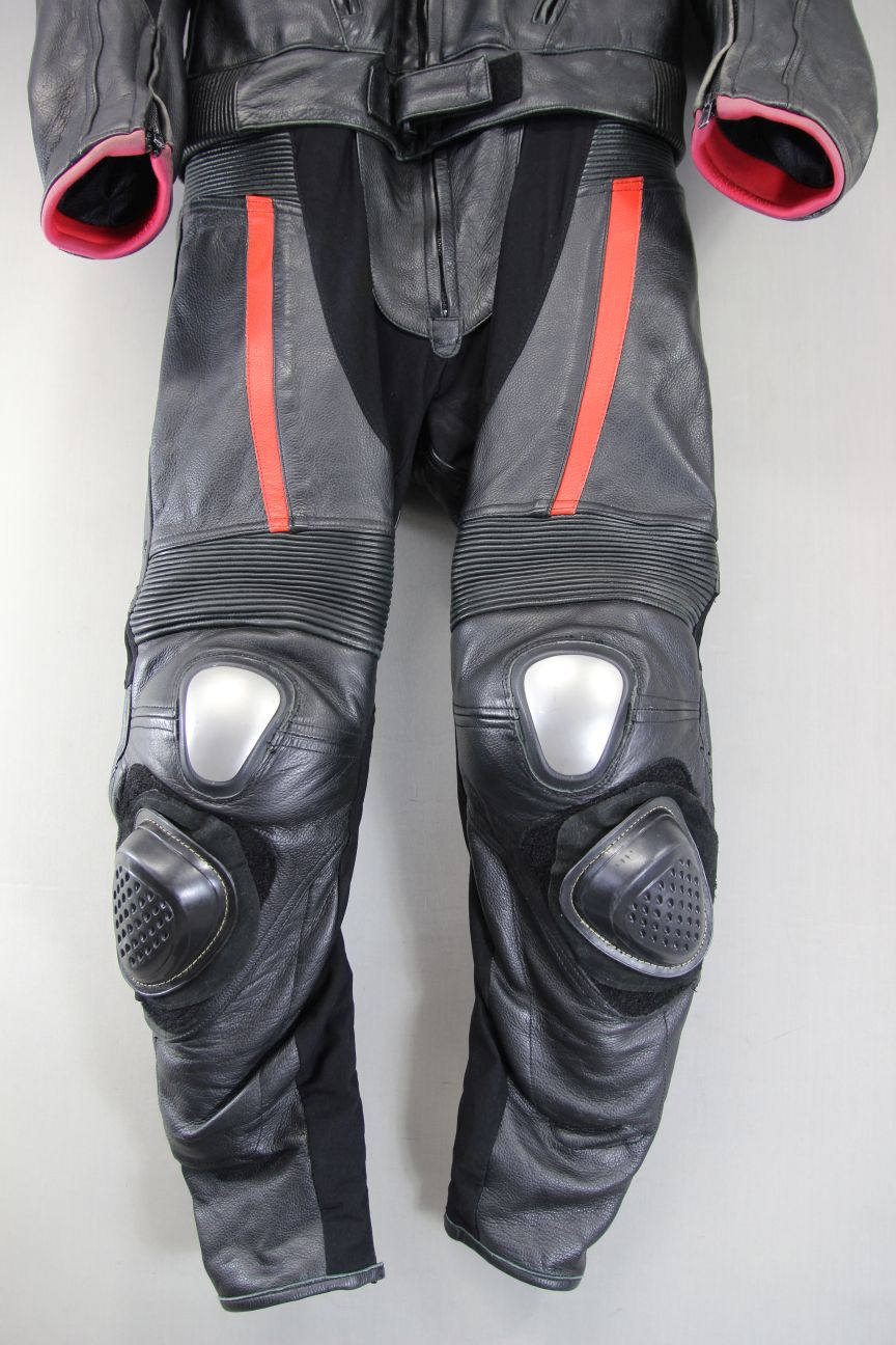 REKO 2 PIECE LEATHER BIKER SUIT WITH CE ARMOUR/KNEE SLIDERS/RACE HUMP 36-38 IN/S