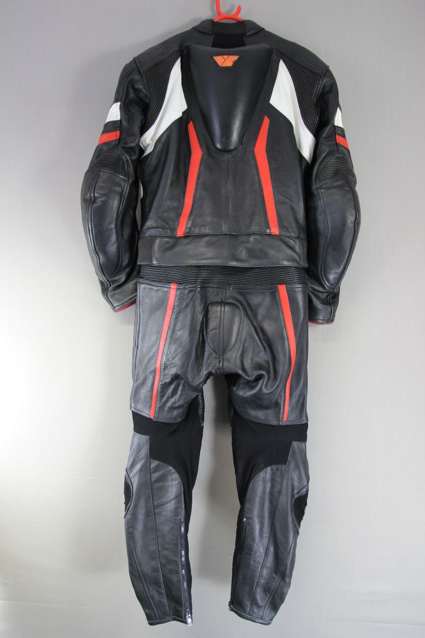 REKO 2 PIECE LEATHER BIKER SUIT WITH CE ARMOUR/KNEE SLIDERS/RACE HUMP 36-38 IN/S