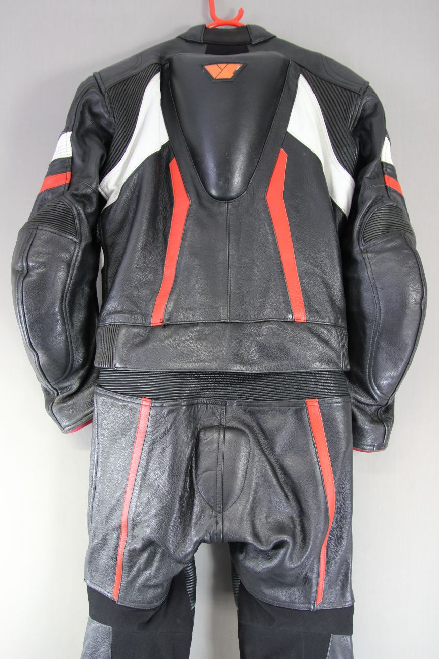 REKO 2 PIECE LEATHER BIKER SUIT WITH CE ARMOUR/KNEE SLIDERS/RACE HUMP 36-38 IN/S
