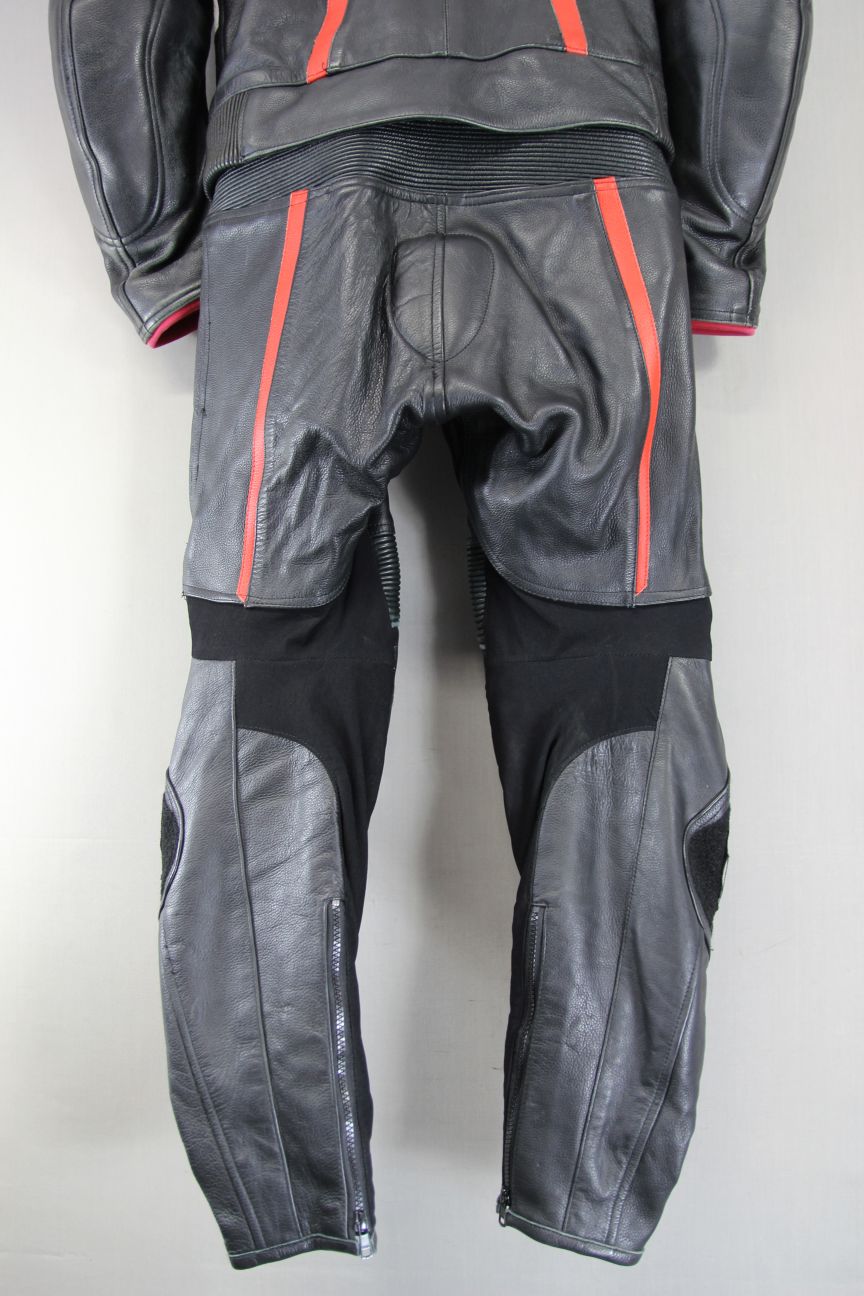 REKO 2 PIECE LEATHER BIKER SUIT WITH CE ARMOUR/KNEE SLIDERS/RACE HUMP 36-38 IN/S