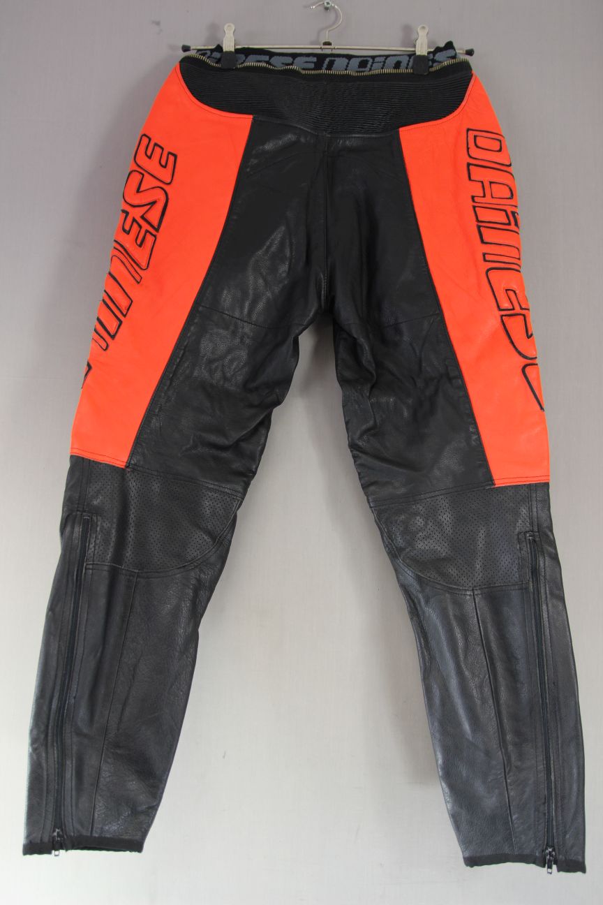 DAINESE LEATHER BIKER TROUSERS WITH KNEE ARMOUR WAIST 32 INCH/INSIDE LEG 30 INCH
