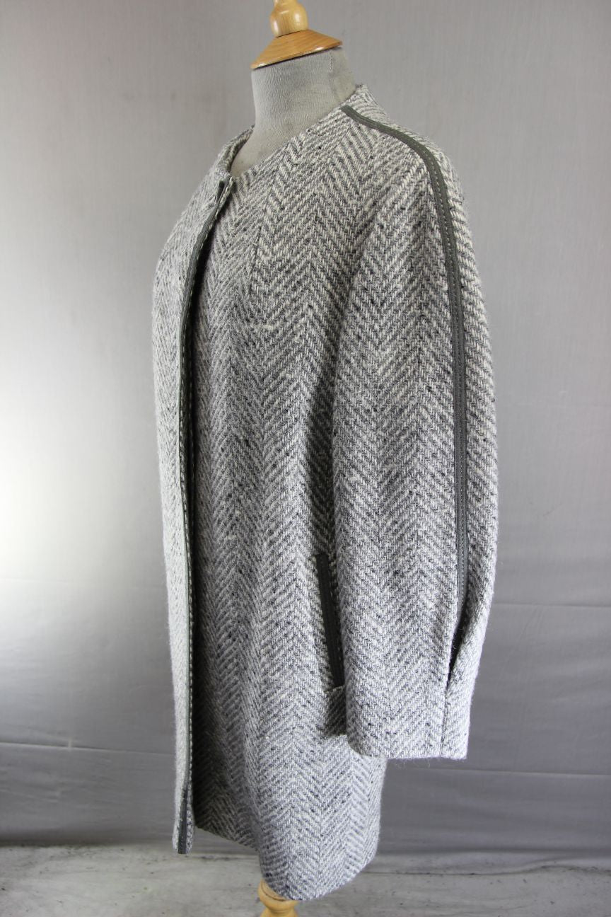SUPERB GREY HERRINGBONE WOOL RICH BLEND SUEDE LEATHER TRIIMED COAT 36 INCH