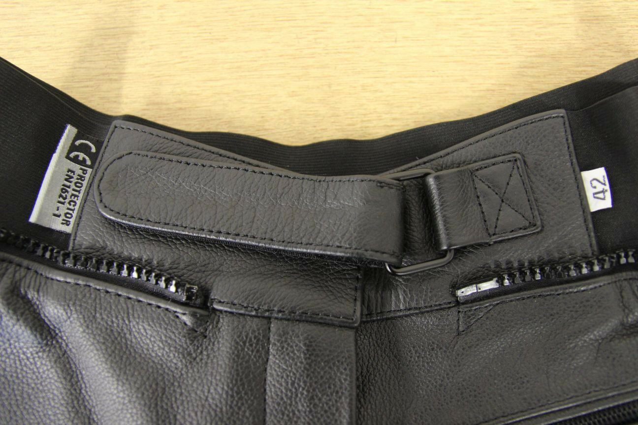 IXS BLACK LEATHER BIKER TROUSERS WITH REMOVABLE CE PROTECTORS:WAIST 28/I LEG 29"