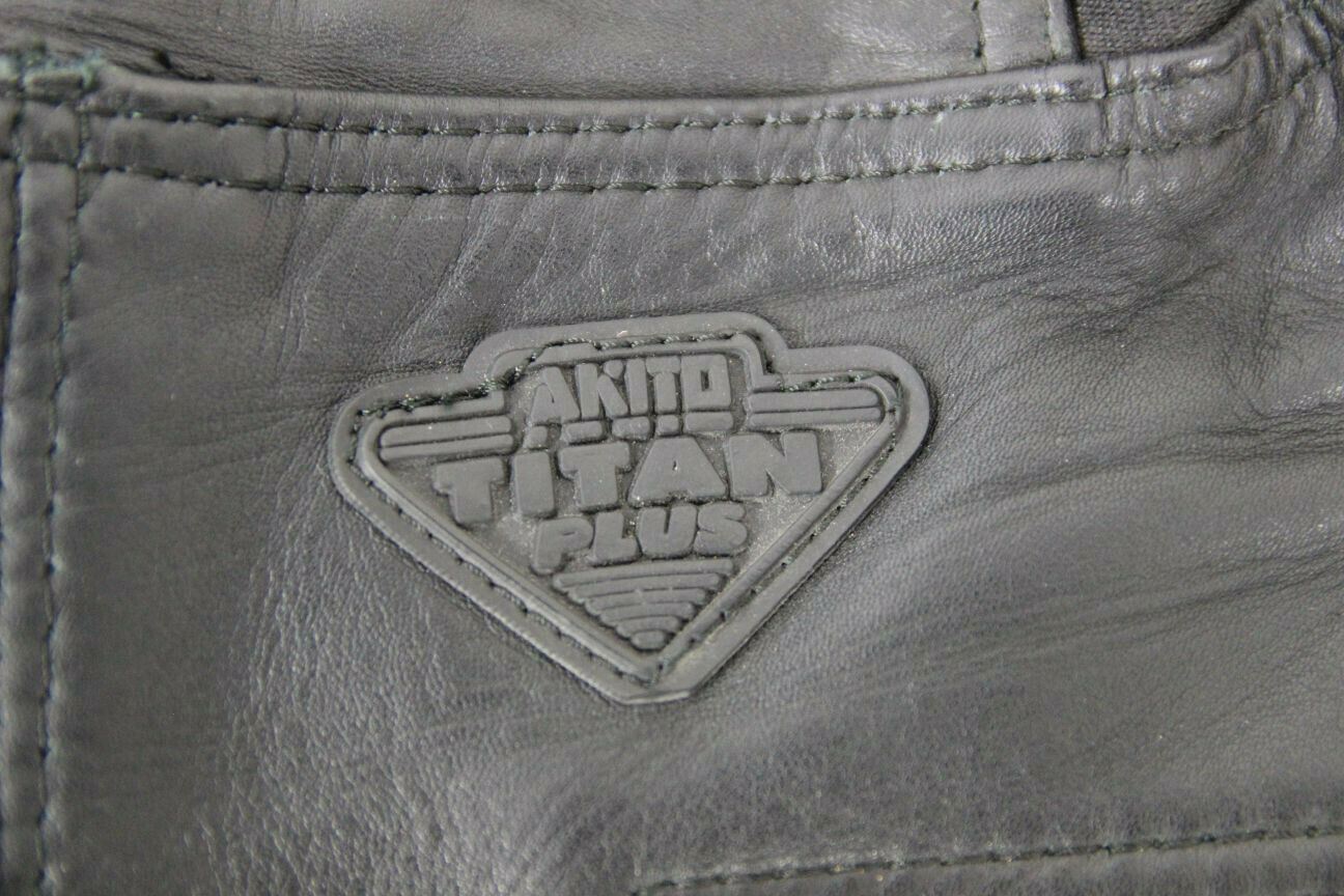 AKITO TITAN PLUS BLACK LEATHER BIKER TROUSERS: WAIST 28 INCH/INSIDE LEG 30 INCH