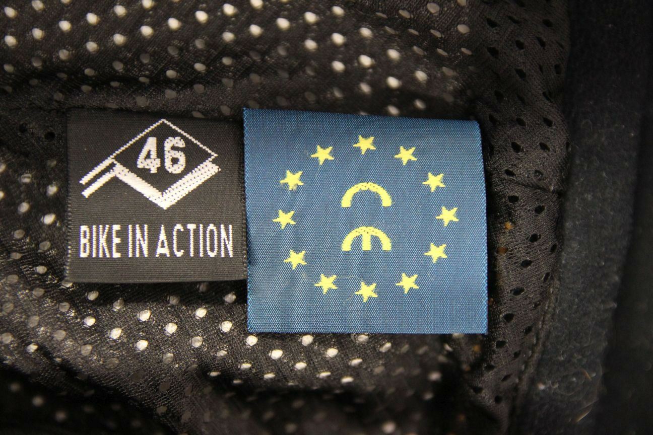 BIKE IN ACTION LEATHER TROUSERS + KNEE SLIDERS/CE ARMOUR: WAIST 30/I. LEG 29 IN