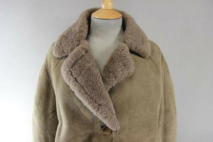 CLASSIC VINTAGE 1970's LIGHT BROWN SUEDE LEATHER SHEEPSKIN LINED COAT: SIZE 14