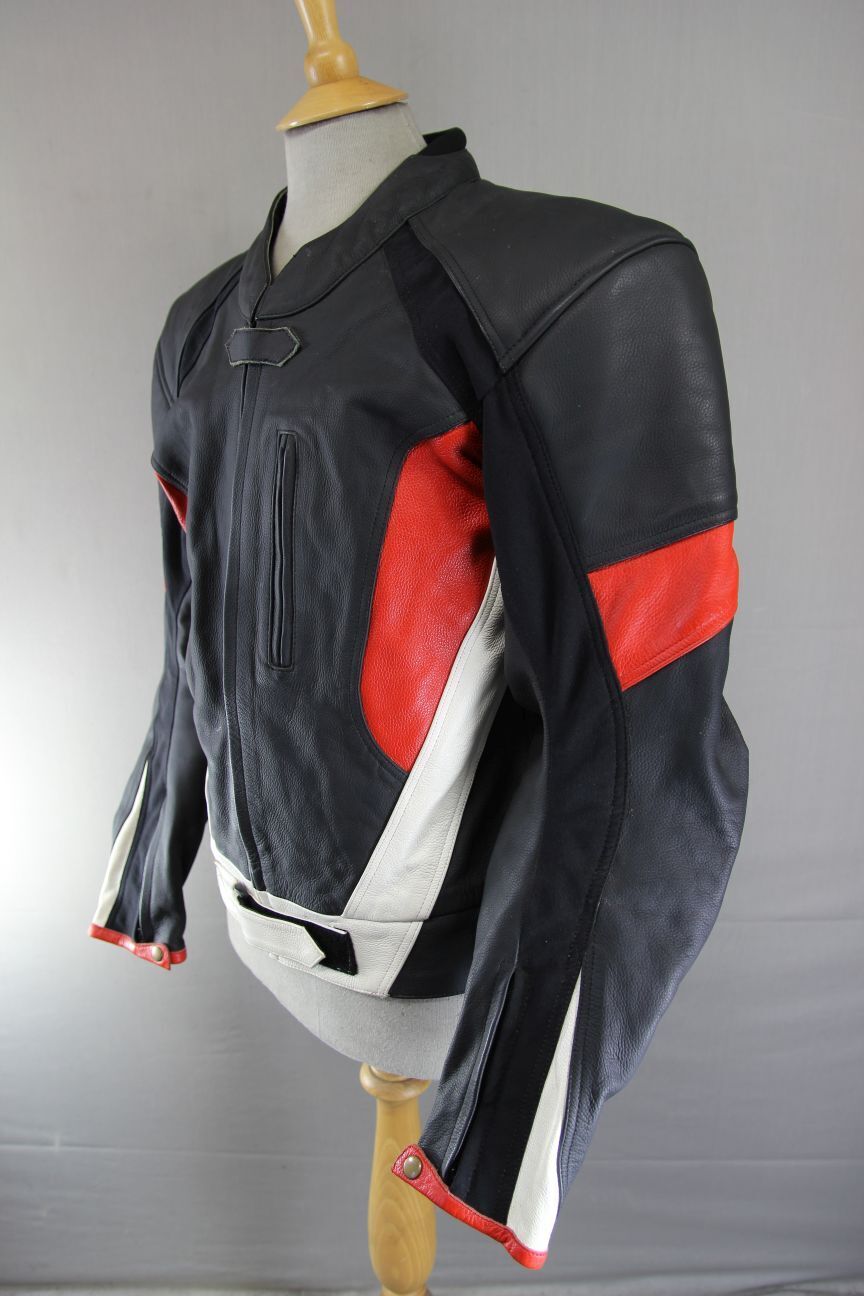 PLAYWELL BLACK, RED & WHITE LEATHER BIKER JACKET WITH REMOVABLE CE ARMOUR 40 IN