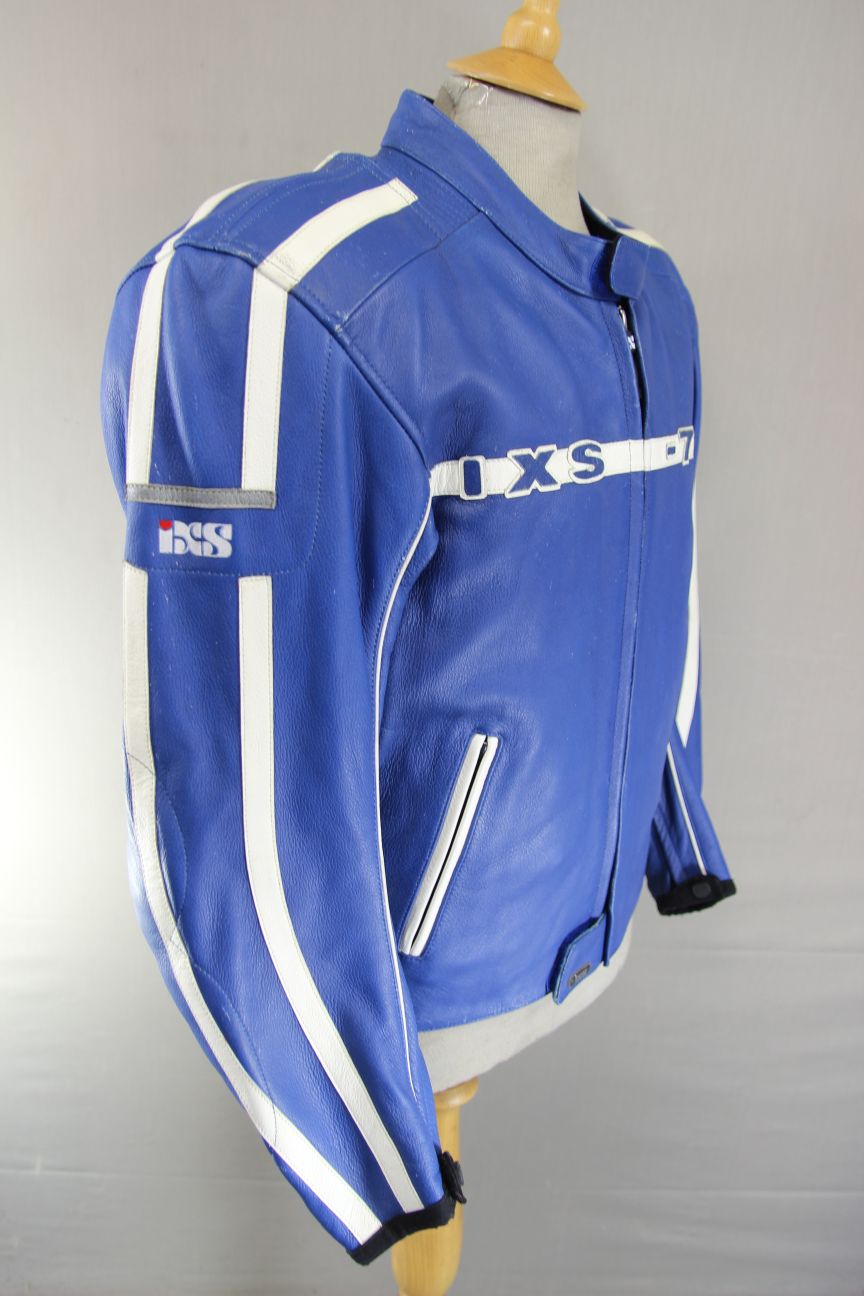 IXS 79 BLUE & WHITE LEATHER BIKER JACKET WITH CE ARMOUR & THERMAL LINING 42 IN