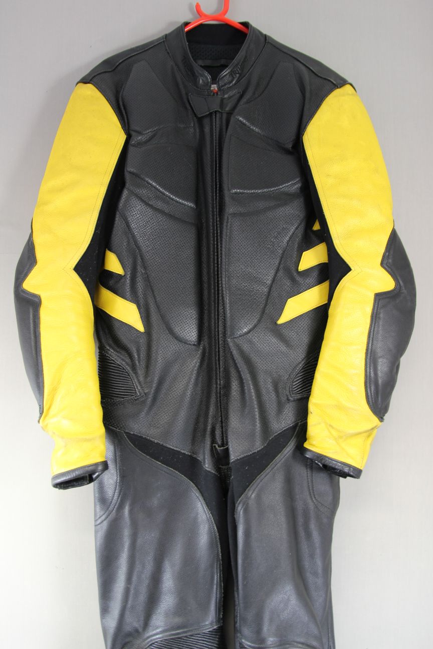 TRIUMPH BRITISH MADE 1 PIECE BLACK & YELLOW LEATHER BIKER SUIT + CE ARMOUR 46 IN