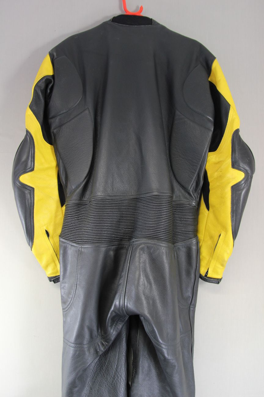 TRIUMPH BRITISH MADE 1 PIECE BLACK & YELLOW LEATHER BIKER SUIT + CE ARMOUR 46 IN