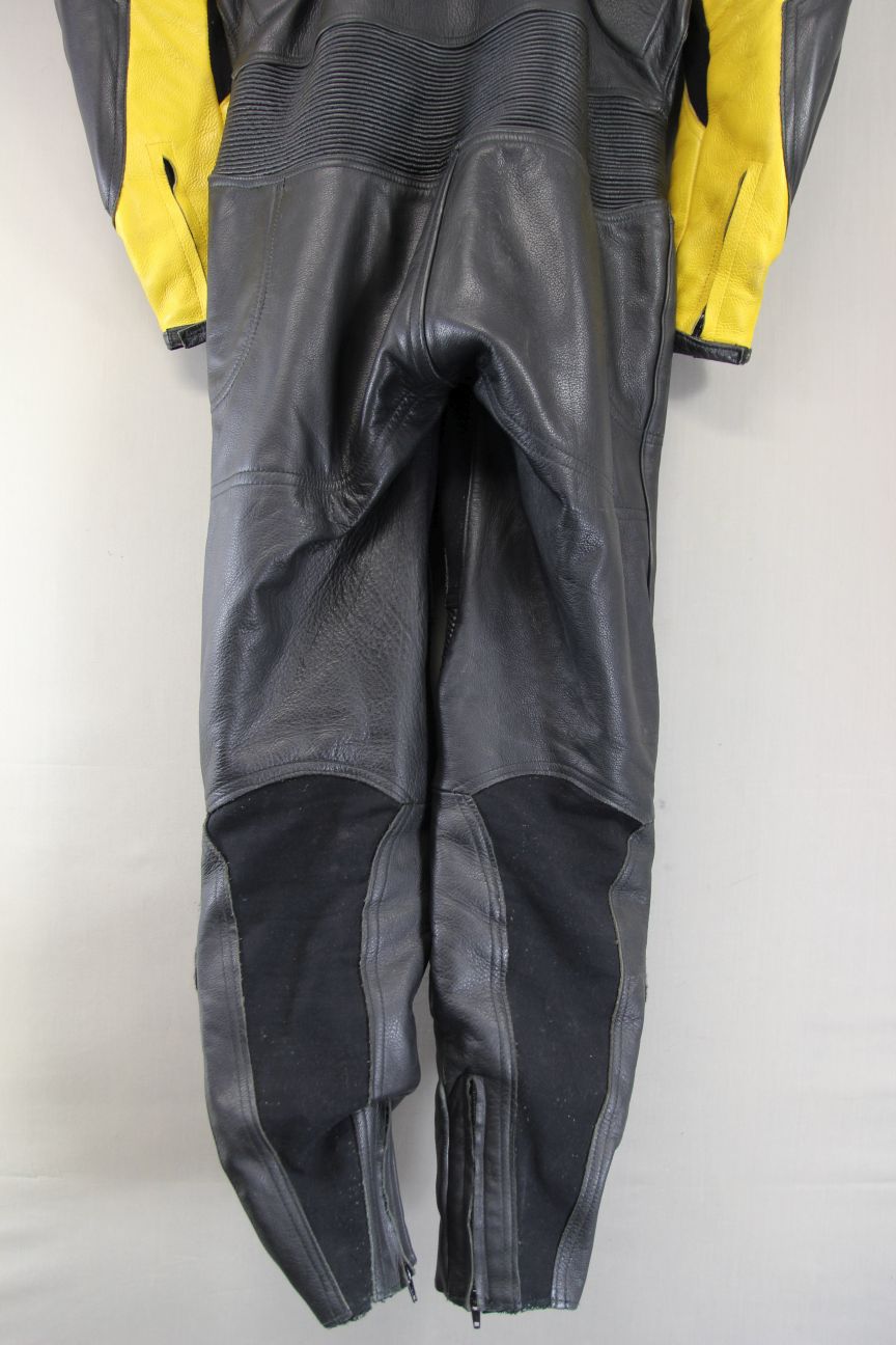 TRIUMPH BRITISH MADE 1 PIECE BLACK & YELLOW LEATHER BIKER SUIT + CE ARMOUR 46 IN