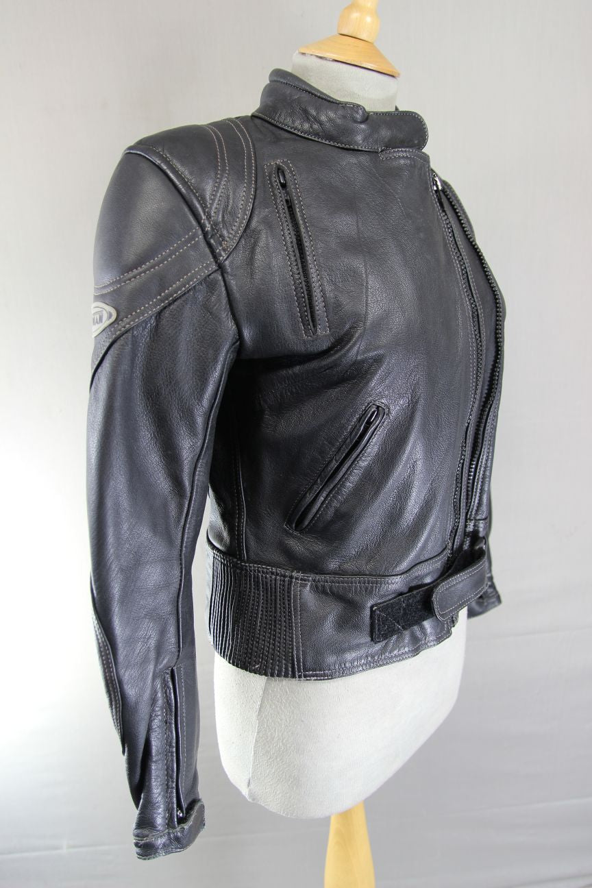 ASHMAN BLACK LEATHER BIKER JACKET WITH BACK, SHOULDER & ELBOW CE ARMOUR: SIZE 12