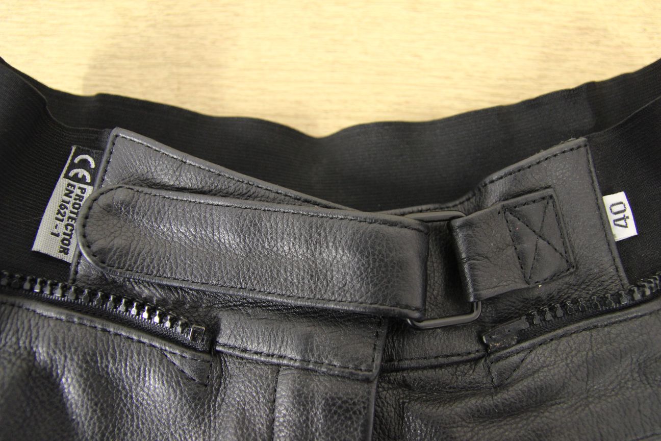 IXS BLACK LEATHER BIKER TROUSERS WITH CE ARMOUR WAIST 28 INCH/INSIDE LEG 29 INCH