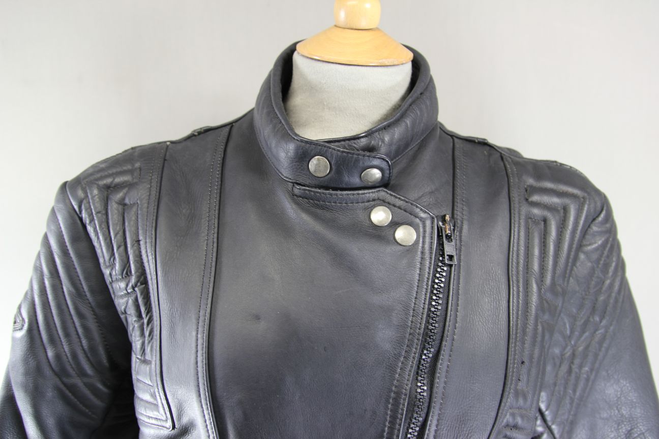 CLASSIC AKITO T-FORCE BLACK LEATHER BIKER JACKET: SIZE 18/40 INCH CHEST